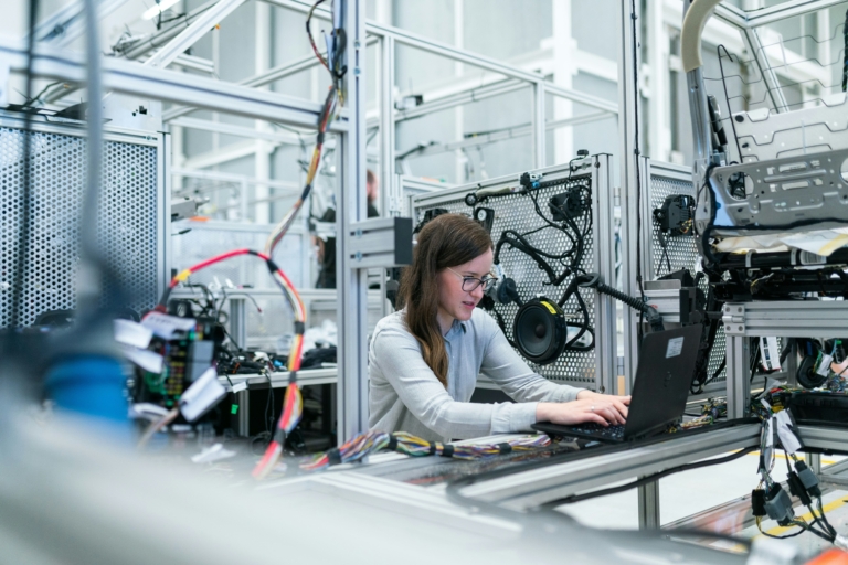 Recrutement en usine : métiers en tension et attractivité